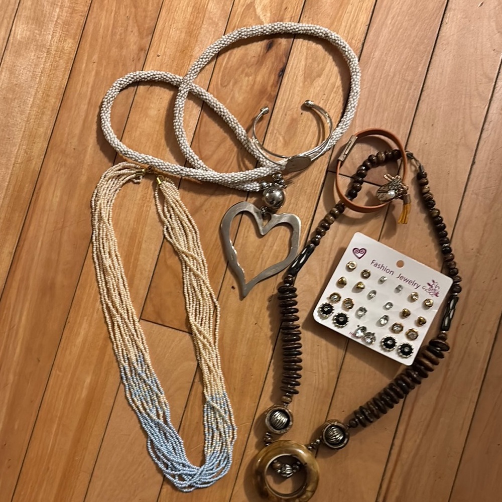 Decent lot of jewelry! Just letting it go! If the price is too much,make offer!!